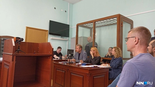 Братьев Штокман привели в зал суда. Слева — Илья, справа — Михаил | Источник: Дарья Воробьева / NN.RU