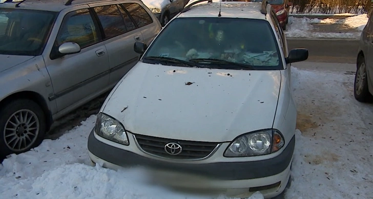 «Начиналось всё невинно». 80-летний польский пенсионер до предела захламил квартиру и стал ночевать в своей старенькой машине