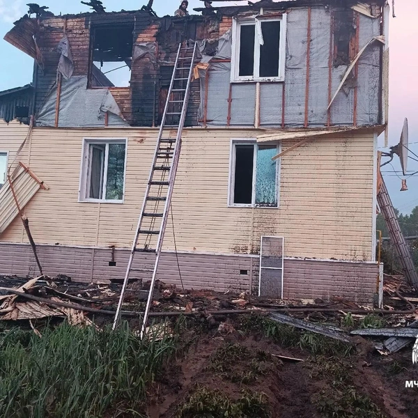 Также серьезно пострадал второй этаж дома | Источник: МЧС России по Ярославской области / max