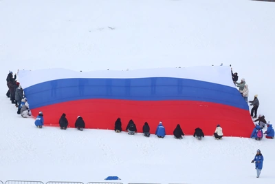 Огромный триколор развернули в Листвянке ко Дню защитника Отечества