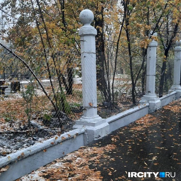 Ограждение местами затянули сеткой | Источник: Виктор Лучкин / «ИрСити»