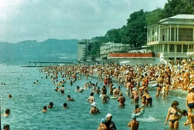 Пляж «Кавказской ривьеры» | Источник: pastvu.com