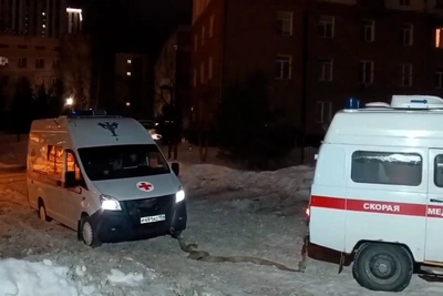 Снежные завалы стали причиной застревания скорой в Новосибирске