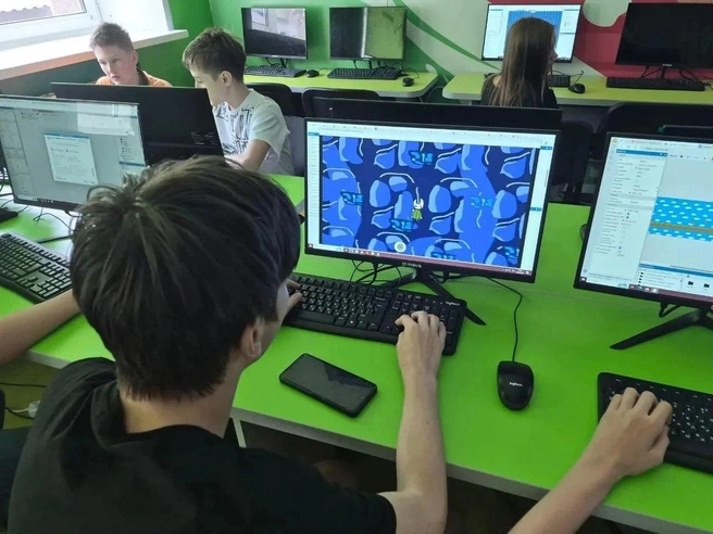 Ребята работают над реальными проектами под чутким руководством преподавателей-практиков | Источник: Академия ТОП