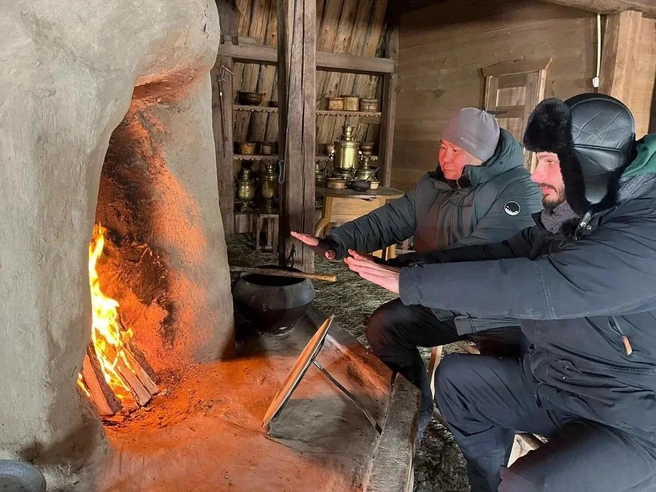 Жан Просянов и Георгий Бессонов греют руки у камелька  | Источник: пресс-служба проекта «Кинокарта России»