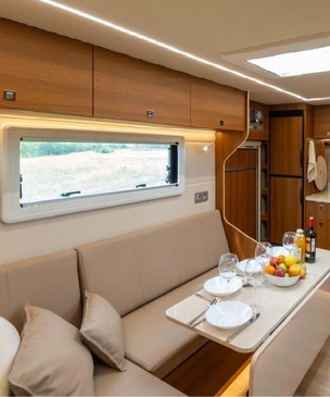 Шестиколесный КамАЗ превратили в люксовый автодом