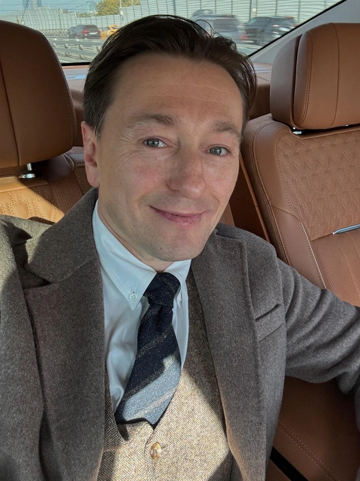 Сергей Безруков появится на сцене ровно в 15 часов | Источник: Безруков / «ВКонтакте»