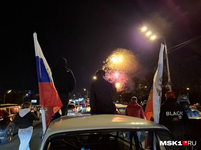 Некоторые даже забирались на машины, чтобы обеспечить себе лучший обзор | Источник: Серафима Путиева / MSK1.RU