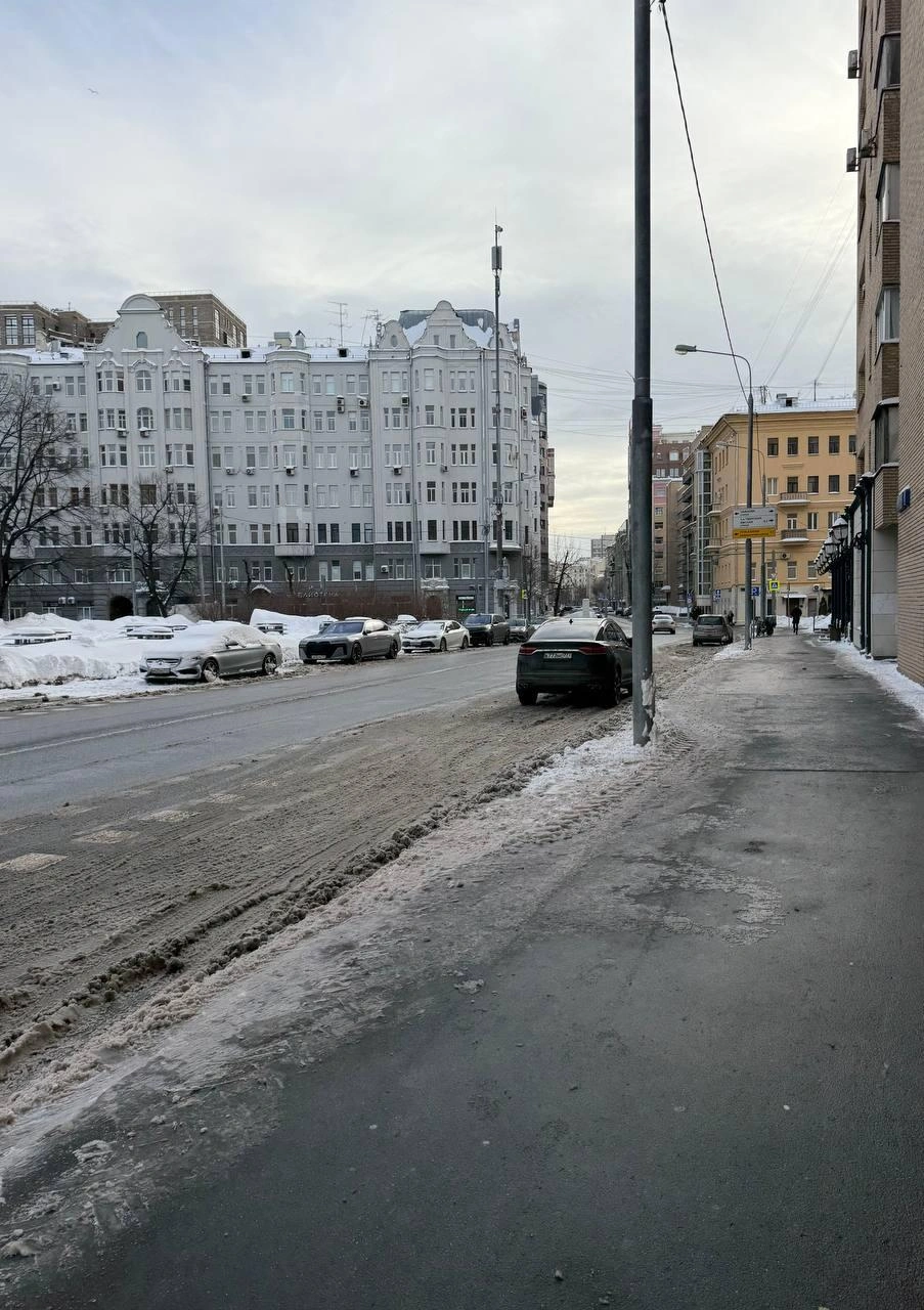 В столице тротуары сначала посыпают реагентами и почти сразу начинают уборку снега. Одно без другого не работает | Источник: МАТчасть Матвеева / t.me