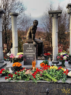Памятник на могиле Ильи Олейникова