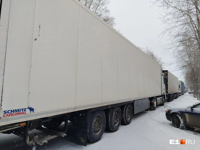 Водители в долгом ожидании в очереди на разгрузку и погрузку | Источник: Роман Марьяненко / E1.RU