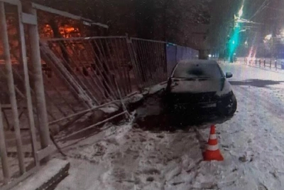 Пьяный водитель Honda протаранил забор у школы в Челябинске