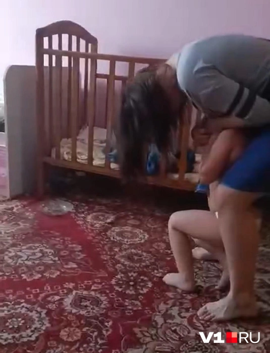 Жестокое обращение женщины с детьми попали на видео | Источник: читатель V1.RU