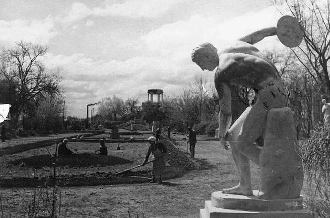 Восстановительные работы в парке, 1944 год  | Источник:  myekaterinodar.ru