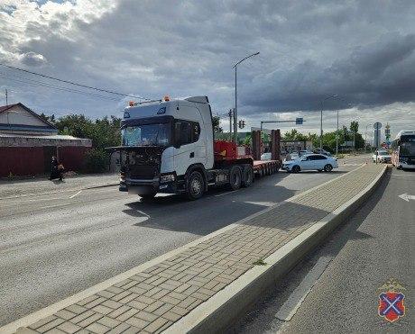 В Волгограде водитель трейлера попал в реанимацию, оказавшись под собственным тягачом