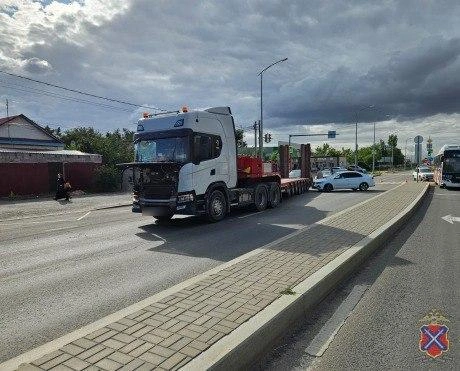 Покатившийся грузовик врезался в соседний автомобиль | Источник: Дарья Пона / 74.RU