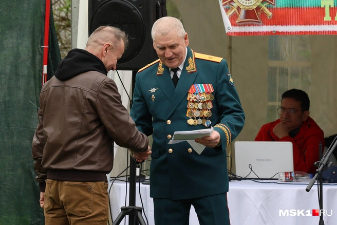 Грамоты вручают военные | Источник: Артём Устюжанин / MSK1.RU