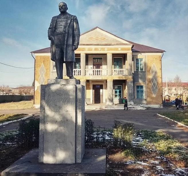 В поселке Омском памятник Ленину установлен перед Домом культуры и администрацией сельского поселения | Источник: TolyaMirazh / «Яндекс Карты»