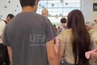 Толпы людей покидают ТРЦ «Мега» в Уфе