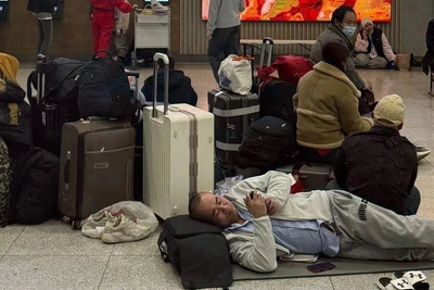 Пассажиров аэропорта Сочи расселяют по гостиницам