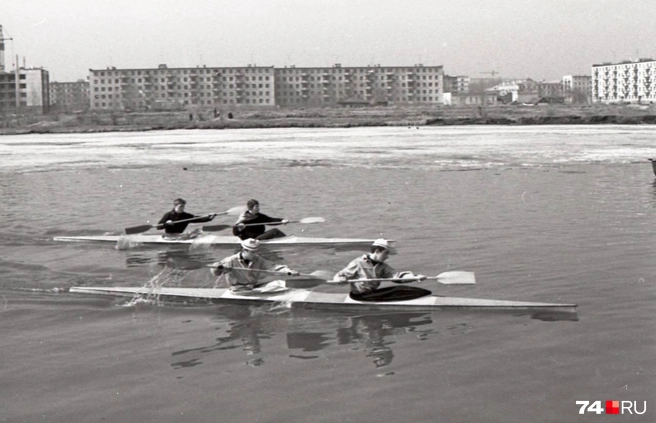 Спортсмены ЧЭМК во время тренировки на байдарках на реке Миасс перед городскими соревнованиями Весенние весла Миасса, 1969 год | Источник: Государственный архив Челябинской области