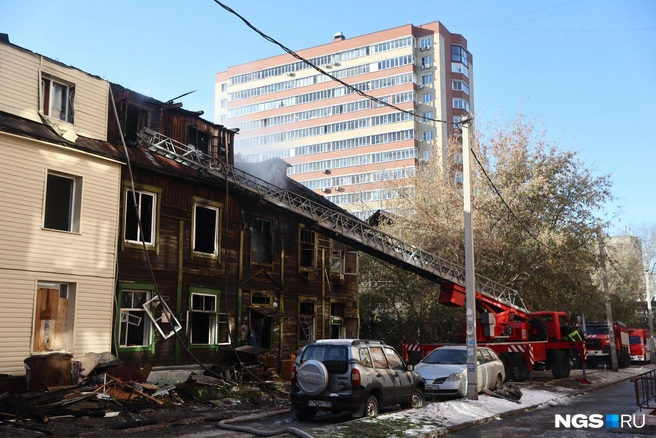 Здание всё ещё дымится — спасатели проливают конструкции | Источник: Александр Ощепков / NGS.RU