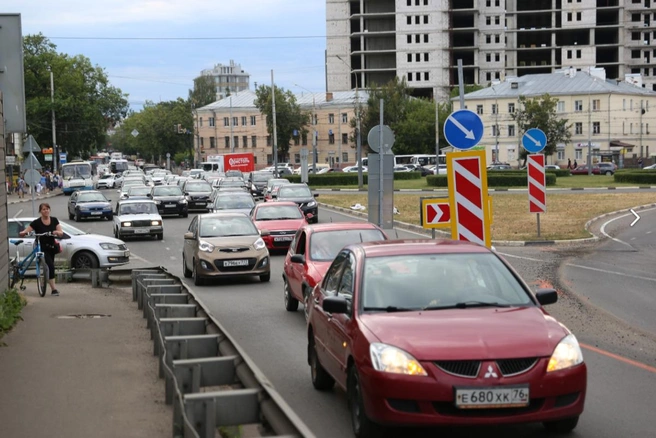 Рост числа машин влечет за собой увеличение уровня вредных выбросов в атмосферу | Источник: Алёна Косточкина