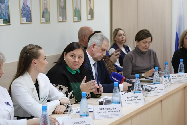 Уполномоченный по правам человека в Курганской области Алена Лопатина (вторая слева) | Источник: пресс-служба Курганской областной думы