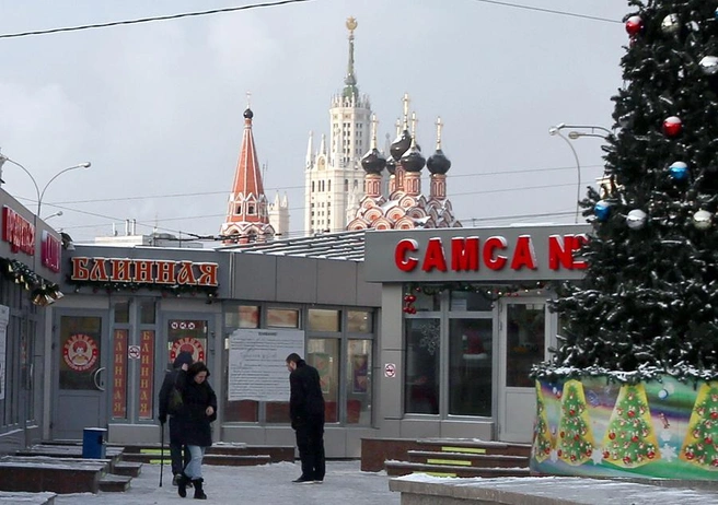 Правда любоваться куполами храма Святителя Николая на Болвановке и высоткой на Котельнической проще не стало | Источник: Станислав Красильников / ТАСС