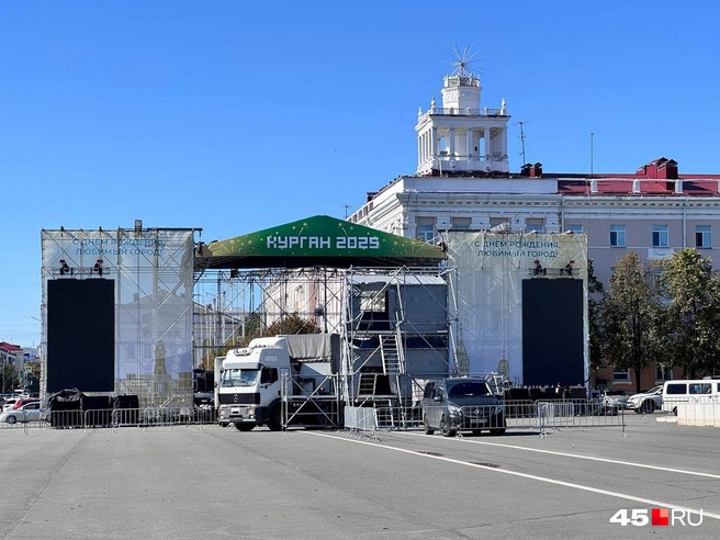 Главная сцена Дня города сменила своё привычное местоположение | Источник: Юлия Король /45.ru