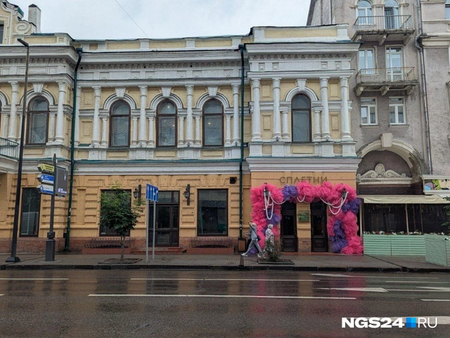 Ночной бар по соседству работает | Источник: Мария Ленц / NGS24.RU