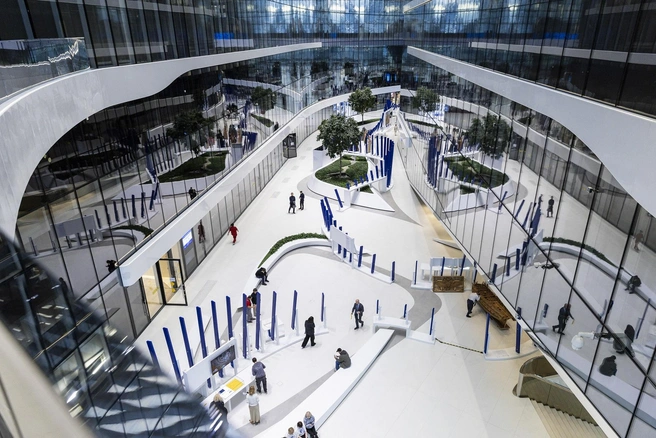 Атриум МФК «Лахта Центр» на время превратился в выставочное пространство | Источник: проект ПАО «Газпром» «Друзья Петербурга»