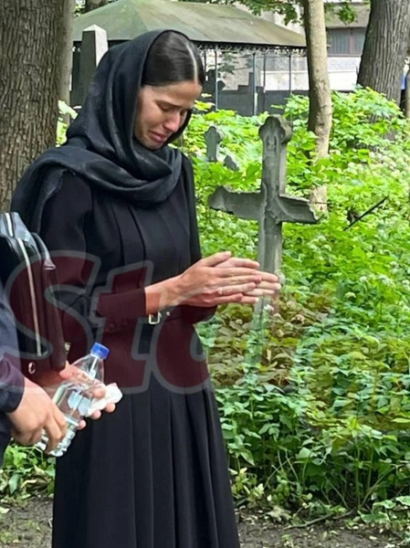 У гроба девушка прошептала «я люблю тебя»
