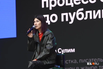 Перед слушателями выступила блогер и писательница Саша Сулим | Источник: Дмитрий Емельянов / E1.RU