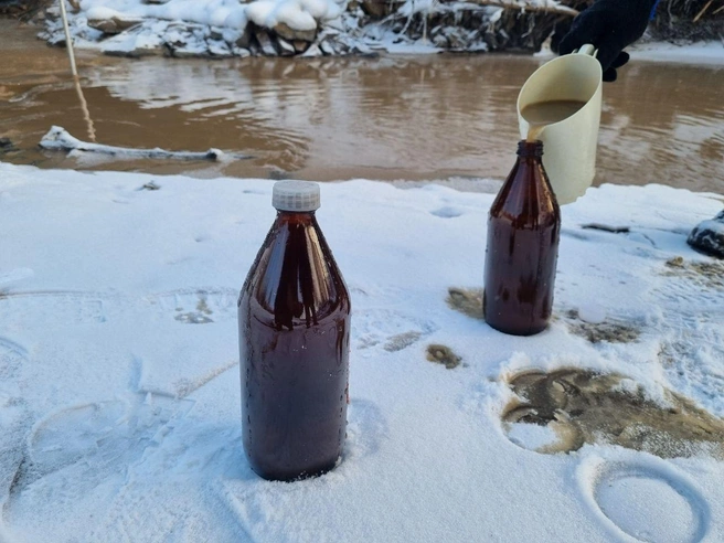 Пробы воды в Ермаковском районе | Источник: Юлия Гуменюк/Telegram
