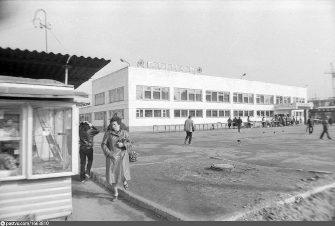 Так выглядела территория в начале 1980-х. Теперь вся площадь заставлена ларьками | Источник: pastvu.com