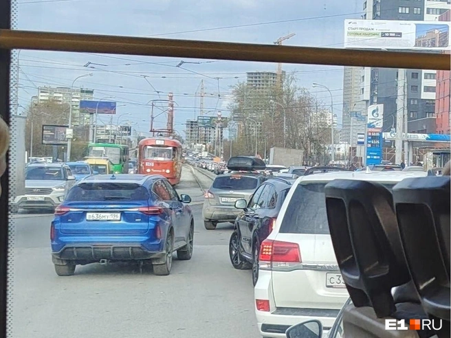 Две полосы моста, ведущие на ЖБИ, закроют для проезда | Источник: читательница E1.RU Ирина
