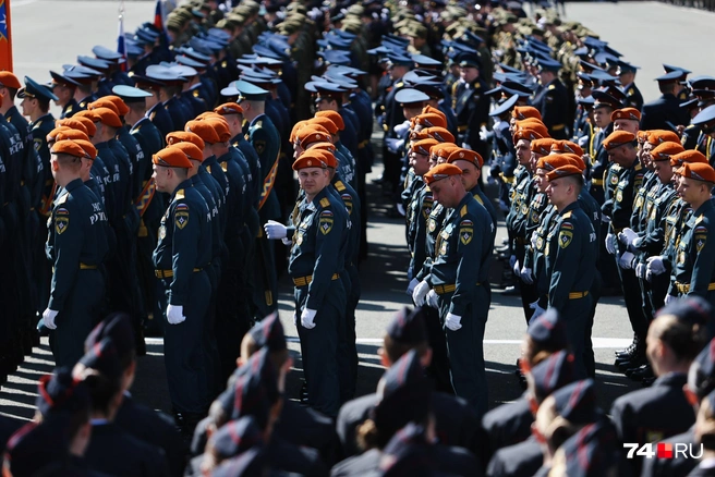 В парадных расчетах участвуют сотрудники правоохранительных органов, ветераны боевых действий, кадеты школ, курсанты колледжей и общественные организации | Источник: Наталья Лапцевич