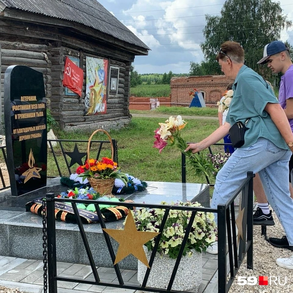 Жители Грибанов возложили цветы к памятной плите | Источник: Наталия Главатских / 59.RU