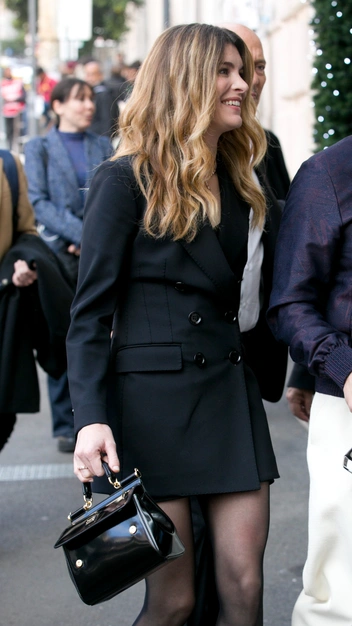 Слишком коротко: Виттория Пуччини в сексуальном платье — оно всегда будет в моде | marieclaire.ru