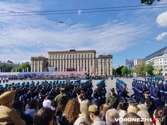 В параде участвовали почти 2 тысячи военных и 20 машин | Источник: Дмитрий Волгин / Voronezh1.ru