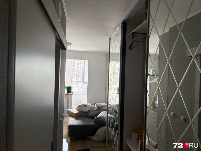 Мужчине удалось спастись. Он залез в эту квартиру&nbsp;— она расположена этажом ниже | Источник: Анастасия Малышкина / 72.RU