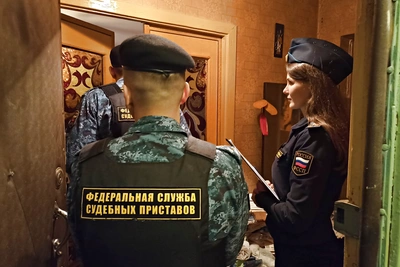 В Калуге демонтировали незаконную перегородку на лестничной клетке