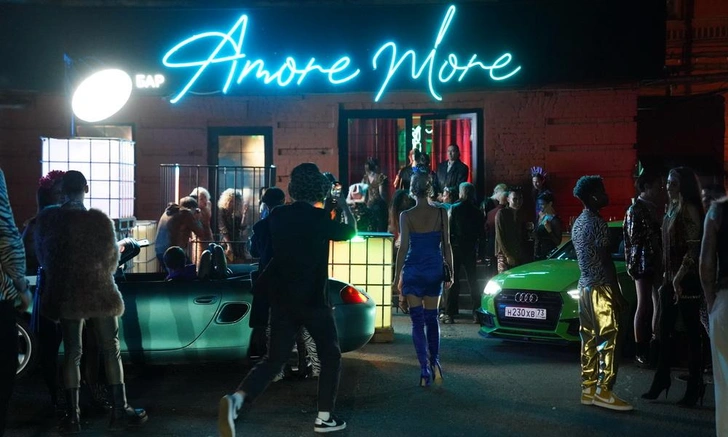 10 российских сериалов о порочной любви и страсти | Источник: кадр из сериала «AMORE MORE» (2022)