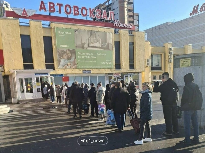 Екатеринбуржцы в очередной раз стоят в очереди, чтобы попасть на автовокзал | Источник: читатель E1.RU