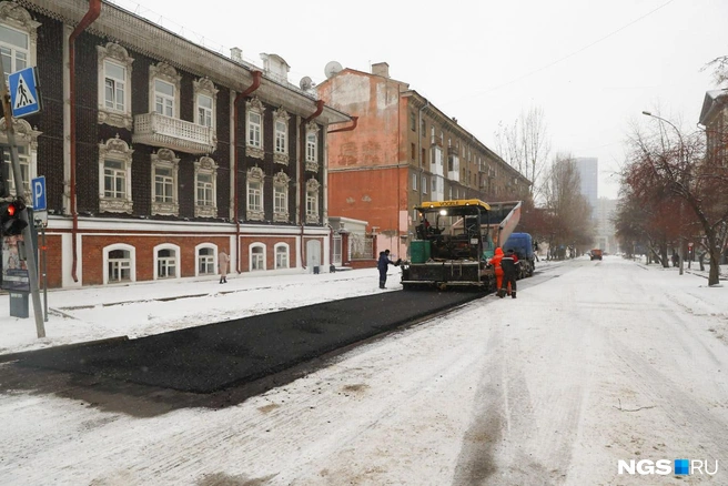 Осенью многие новосибирцы могли видеть такую картину — асфальт укладывают в снег | Источник: Александр Ощепков