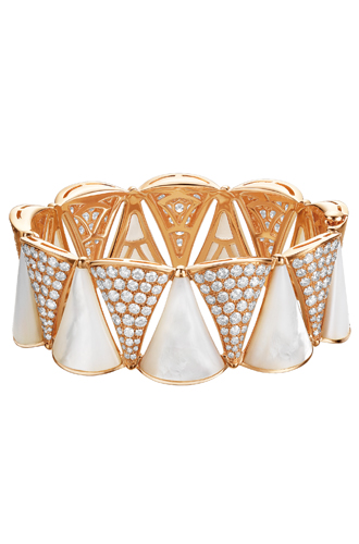 Браслет из коллекции Serpenti: розовое золото, перламутровые вставки, бриллиантовое паве.