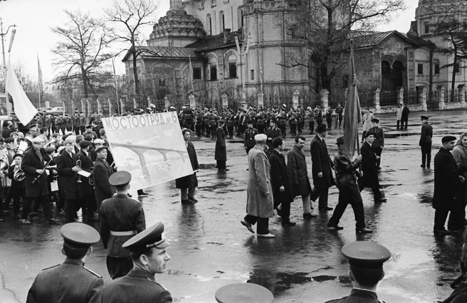 Горожане рисовали плакаты | Источник: Виктор Латышев / музей Боевой и Трудовой Славы средней школы № 36