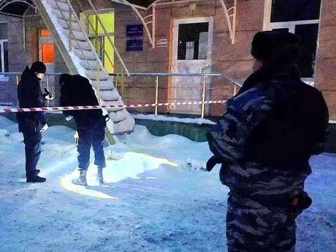 А снег не знал и падал. У дороги в Петербурге заметили замерзшую гранату времен Великой Отечественной войны | Источник: ГУ Росгвардии по Санкт-Петербургу и Ленинградской области