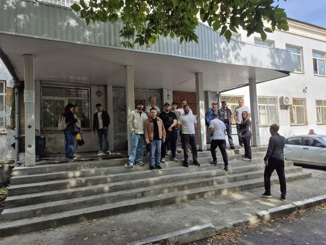 Поддержать Дмитрия в суде пришли более двадцати коллег | Источник: читатель Е1.RU